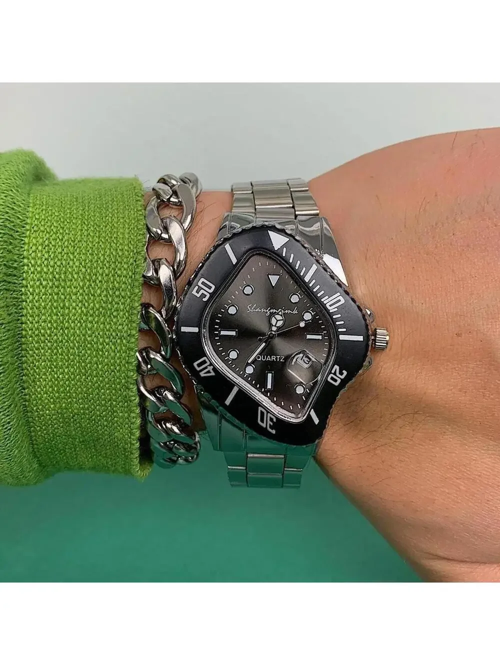 Classy essential minimalist stainless steel futuristic black watch